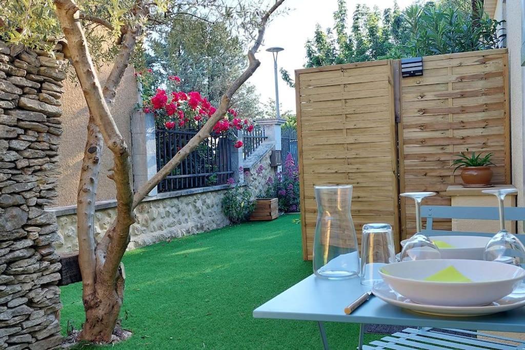 Gite De L'Olivier, Classe, Climatise, Jardin Avec Parking Gratuit Devant Le Logement Et A 5 Minutes Du Centre-Ville A Pied LʼIsle-sur-la-Sorgue Esterno foto